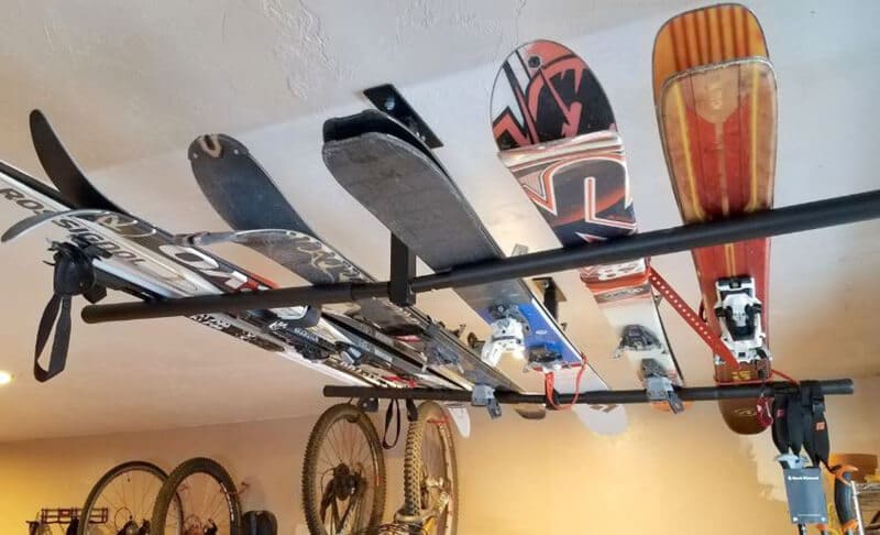 HOW TO STORE SNOWBOARDS